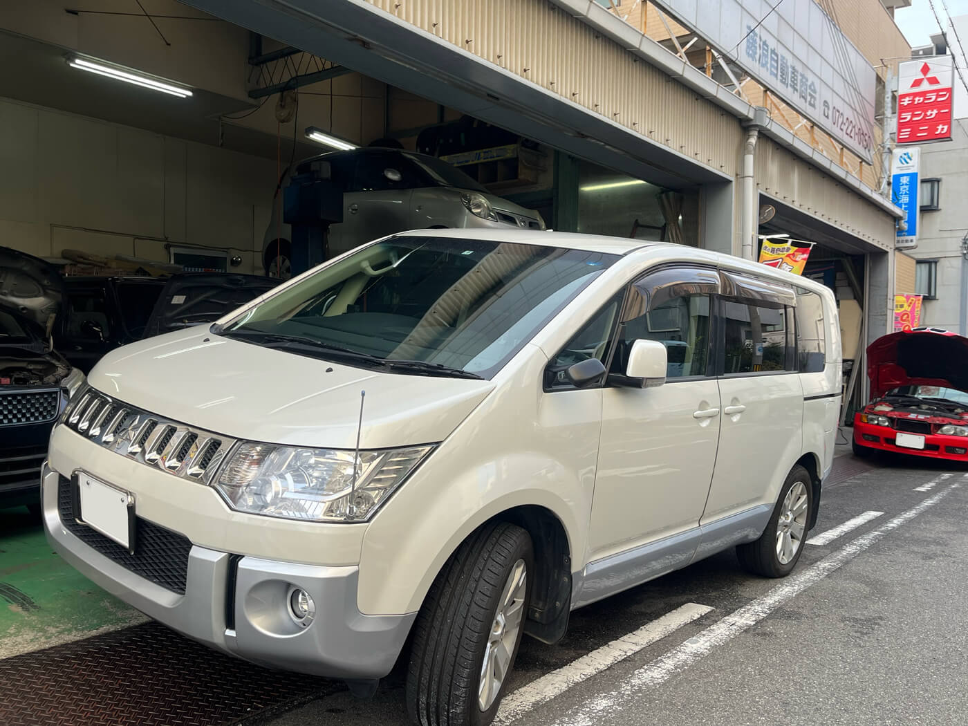 整備中の自動車